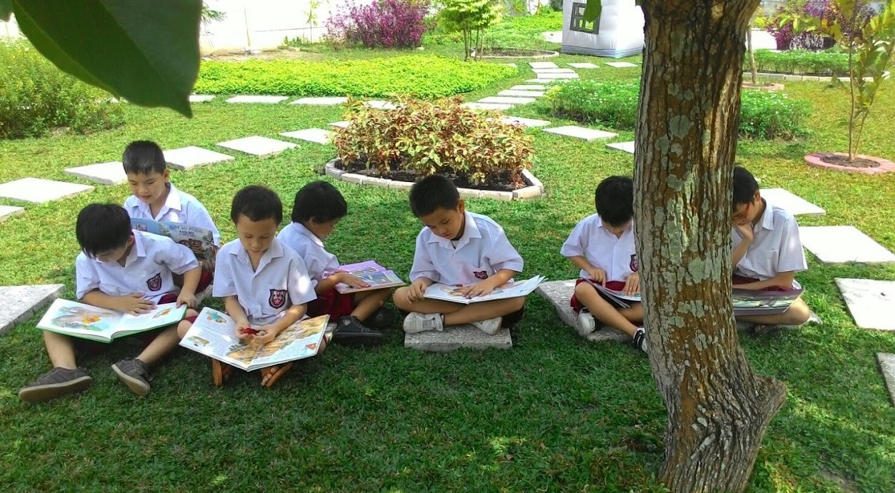 Anak-anak kumpul di lapangan Montessori Community School | Sekolah Swasta Terbaik, Terunggul, dan Terdekat di Pekanbaru | Biaya sekolah, School fee Montessori Community School
