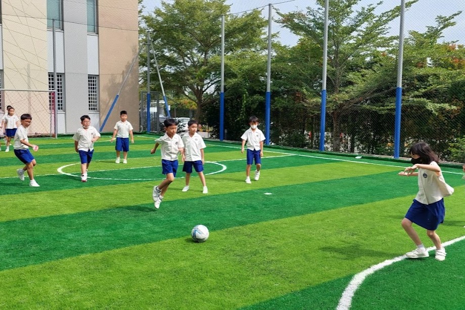 Anak-anak main bola di lapangan sepak bola Stella Gracia School Pekanbaru | Sekolah Swasta dan Internasional di Pekanbaru | Biaya sekolah, School fee Stella Gracia School Pekanbaru