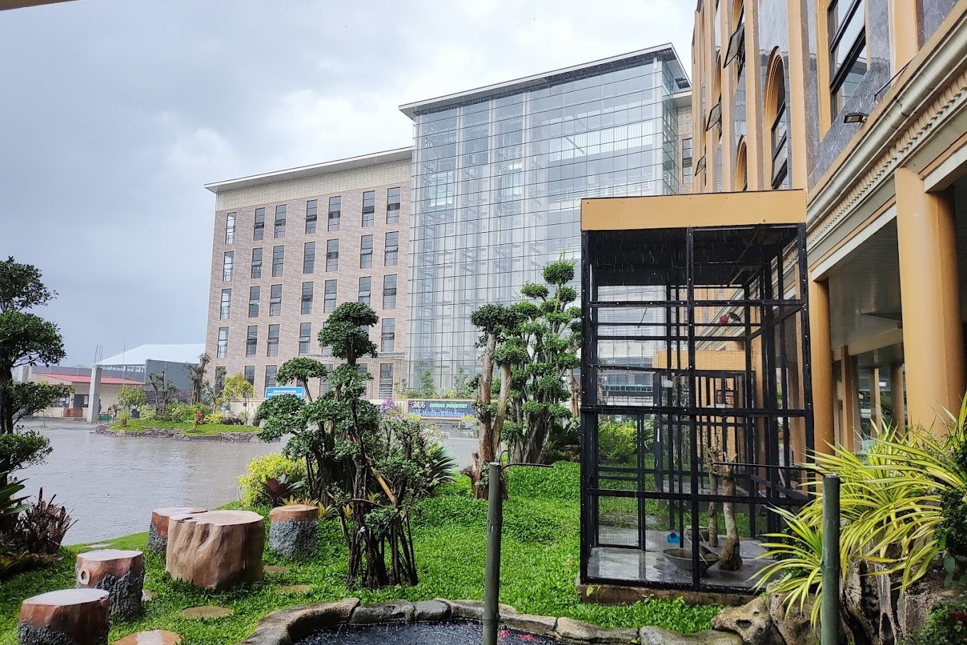 Gedung dan Taman Sekolahan Al-Maahira IIBS Malang Malang | Daftar dan Biaya Sekolah Swasta dan Internasional Terbaik, Terunggul. dan Terdekat di Malang