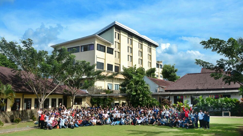 Gedung dan Taman Sekolahan Charis National Academy SD-SMA | Daftar dan Biaya Sekolah Swasta di Malang