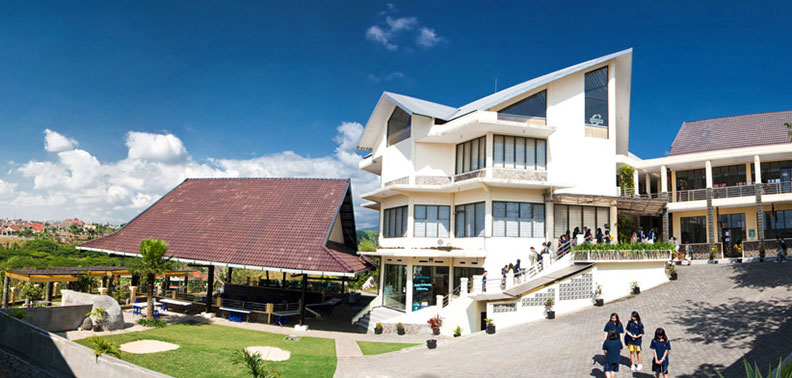 Gedung dan Taman Sekolahan Charis National Academy SD-SMA Malang | Daftar dan Biaya Sekolah Swasta dan Internasional Terbaik, Terunggul. dan Terdekat di Malang