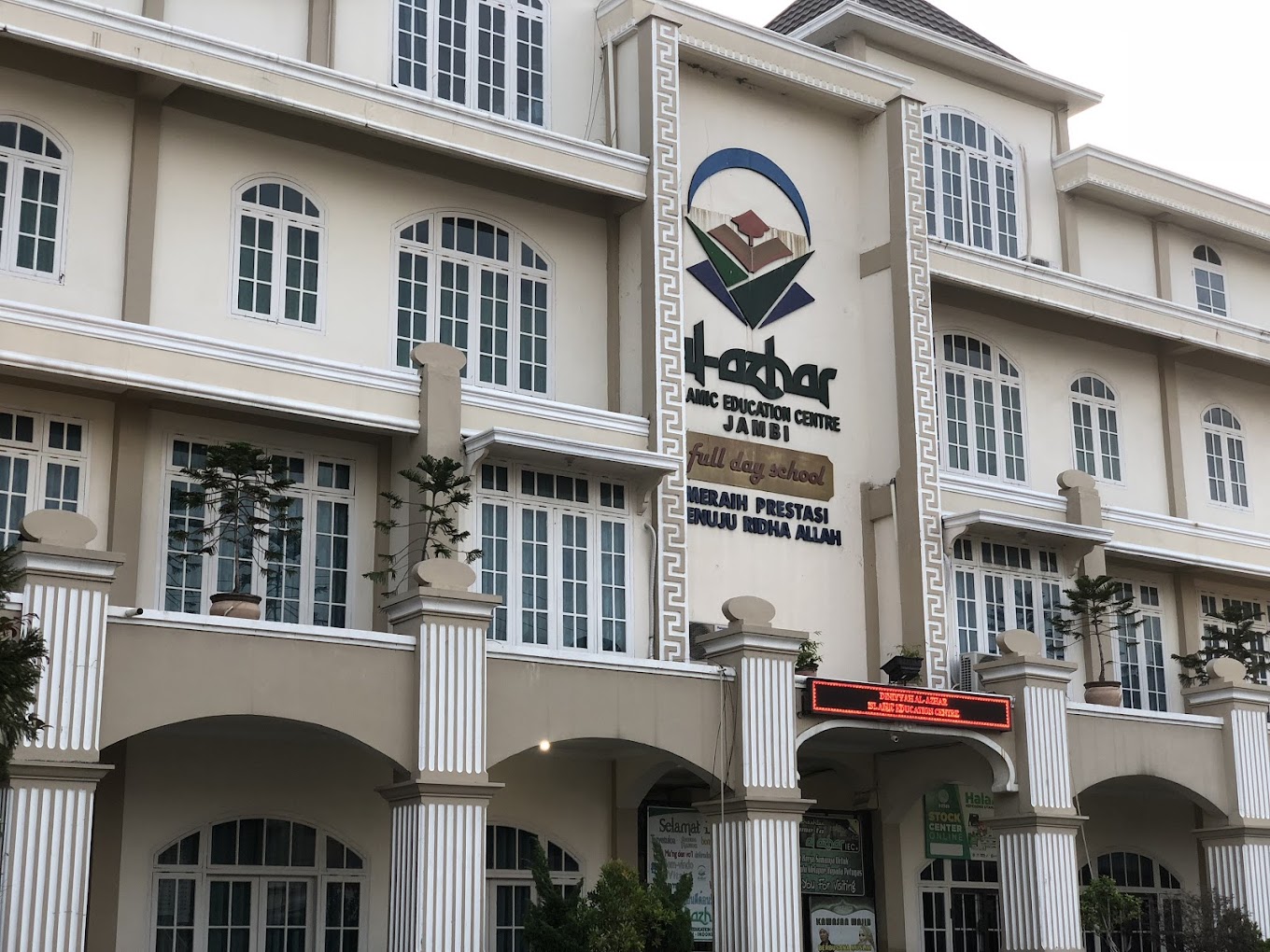 Gedung Sekolahan Diniyyah Al Azhar Islamic School Jambi | Daftar dan Biaya Sekolah Internasional di Jambi