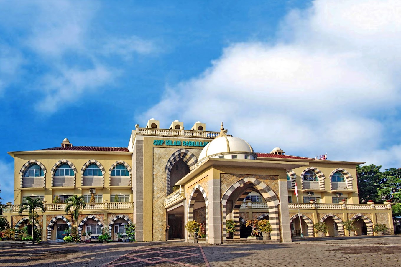 Gedung dan Taman Sekolahan SMP Islam Sabilillah Malang | Daftar dan Biaya Sekolah Internasional di Malang