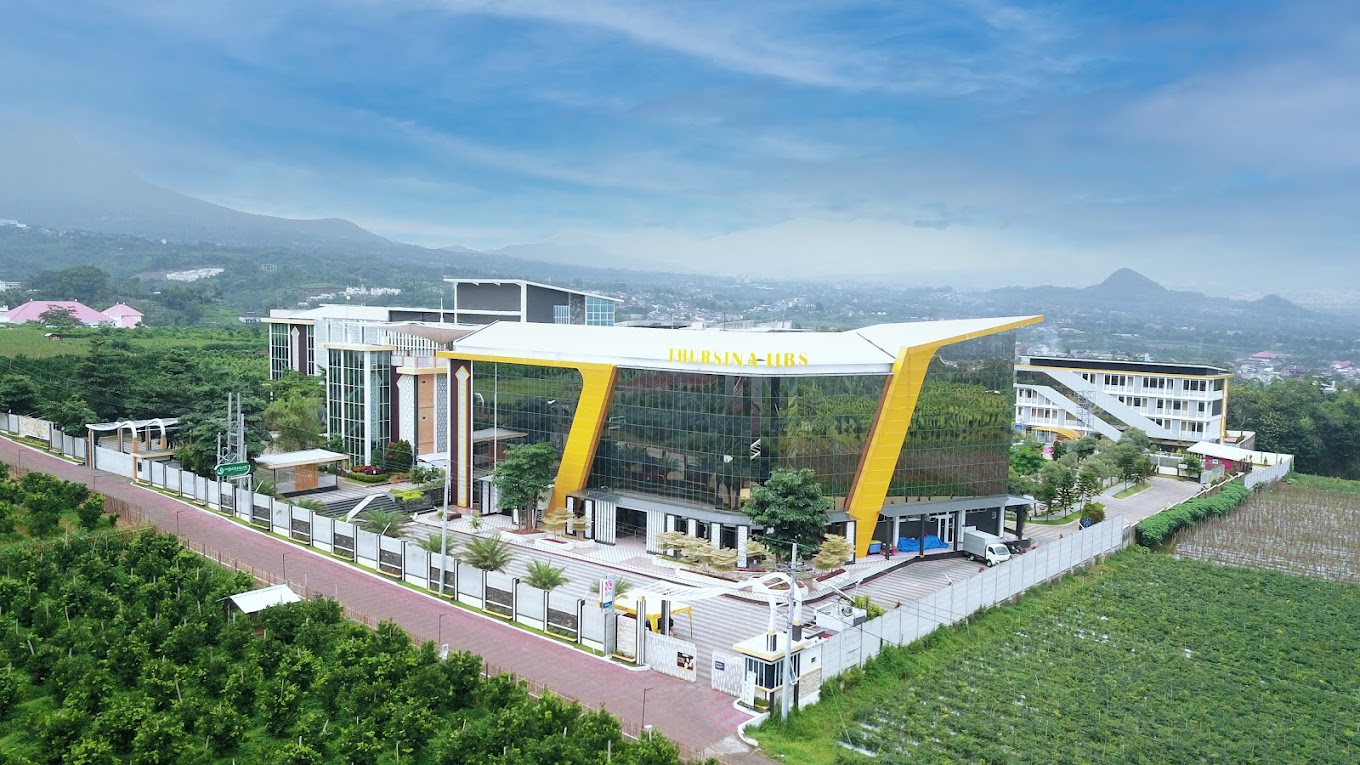 Gedung dan Taman Sekolahan Thursina IIBS Malang | Daftar dan Biaya Sekolah Swasta dan Internasional di Malang