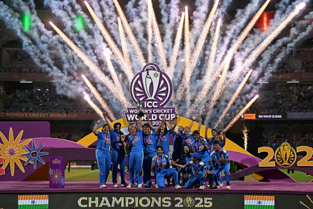 indian woman team lifting trophy