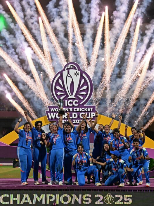 indian woman team lifting trophy