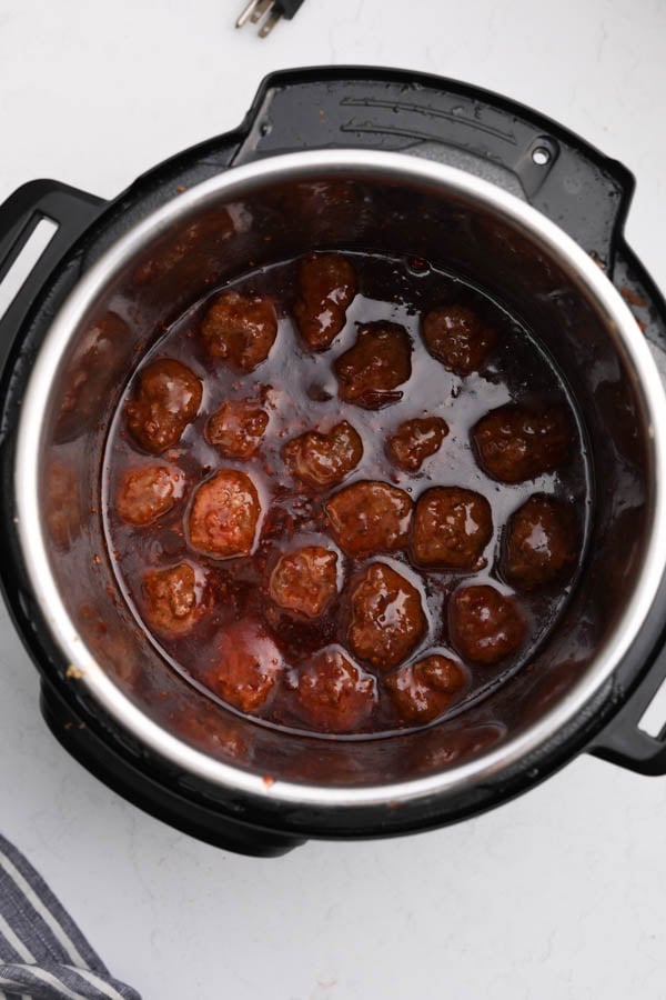 Instant pow with cranberry meatballs 