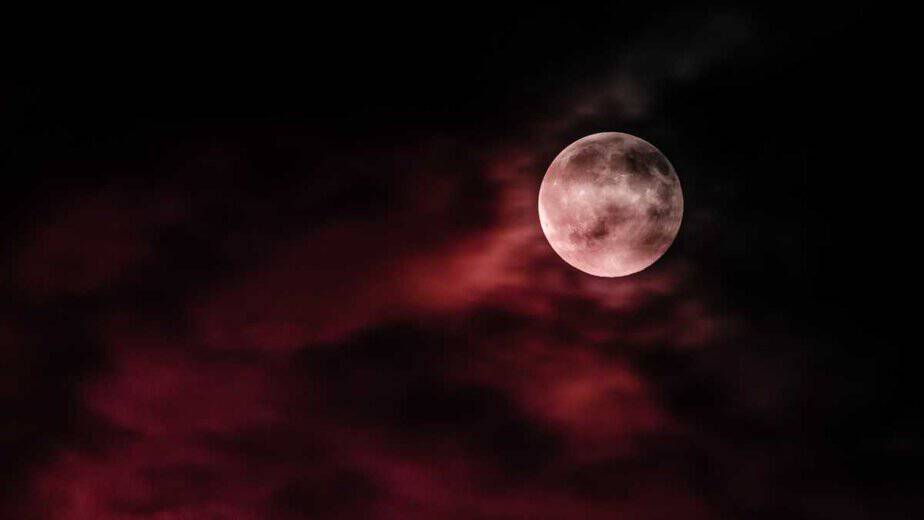 UAE Skies Are Turning Red: Here’s Where to Catch the Blood Moon