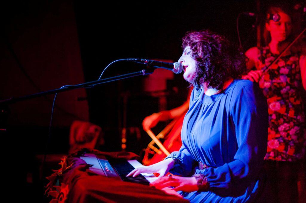 Bella Spinks London gig photographer Band photographer 220120