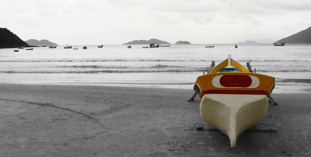 The fishing boat praia dos naufragados Florianópolis Santa Catarina Brasil fotograpfo ingles