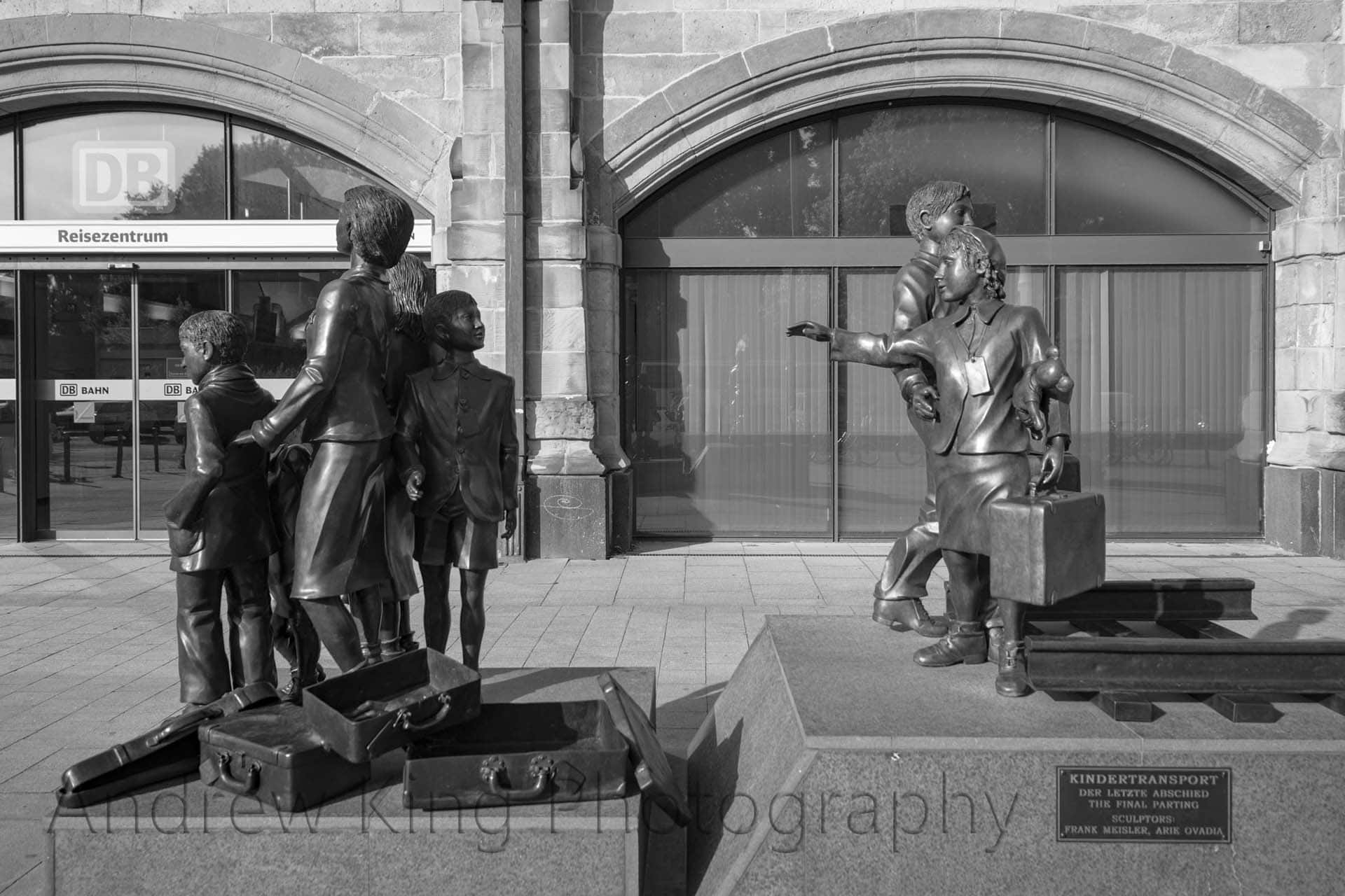 Kindertransport Frank Meisler Hamburg statue Sculpture the final parting bahnhof174354