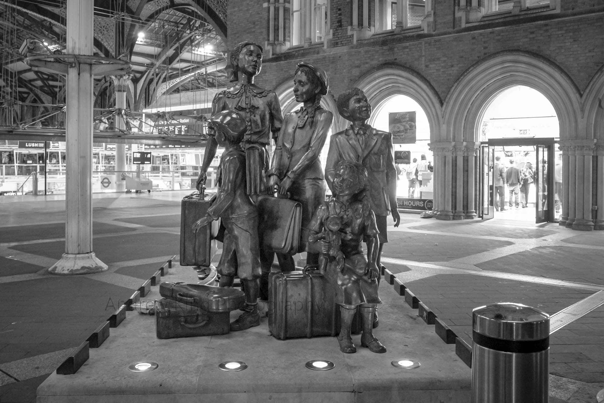 Kindertransport Frank Meisler Liverpool Street Station London statue Sculpture The arrival 000348