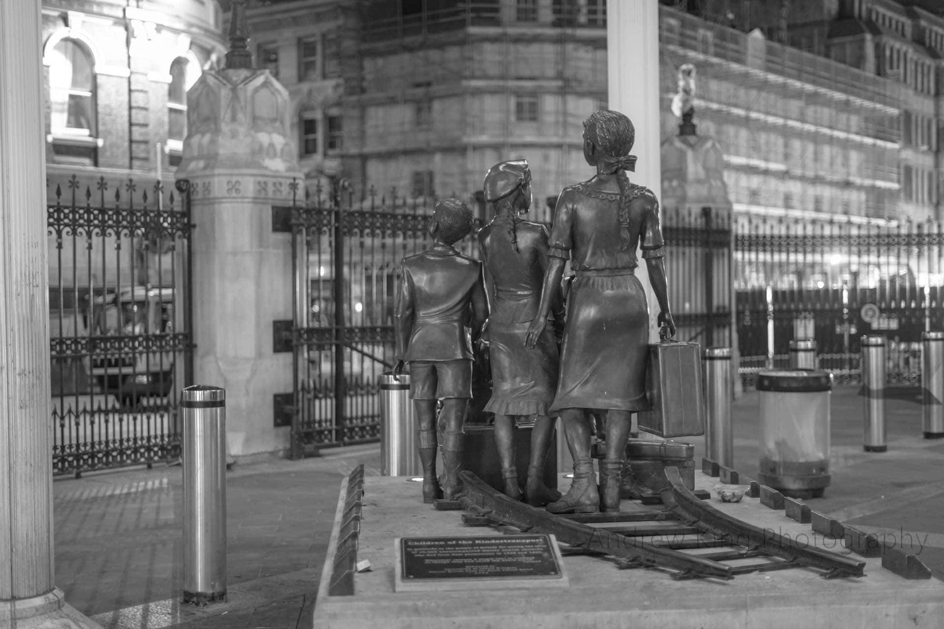 Kindertransport Frank Meisler Liverpool Street Station London statue Sculpture The arrival 000801
