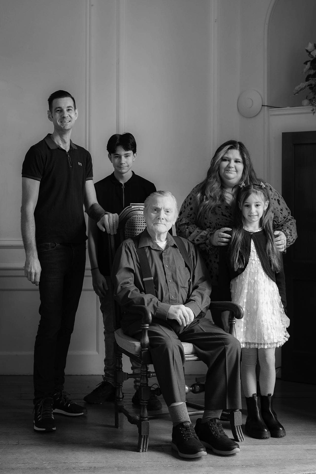 facing loss and bereavement family photography in Bromley 115035