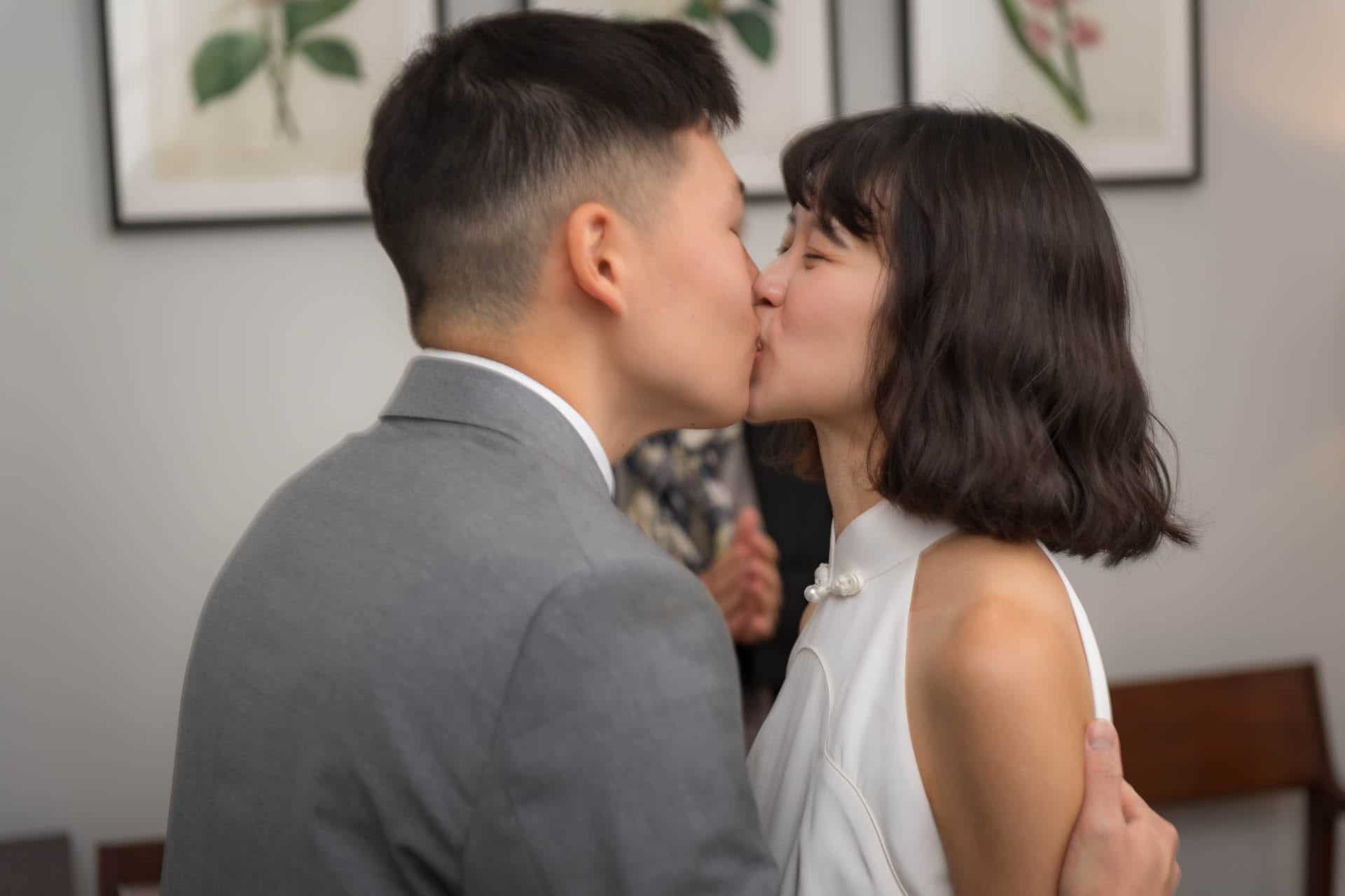 Chelsea Old Town Hall wedding photographer Pedros Wine Bar 092047