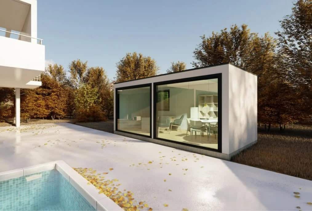 Casa moderna con piscina y árboles otoñales