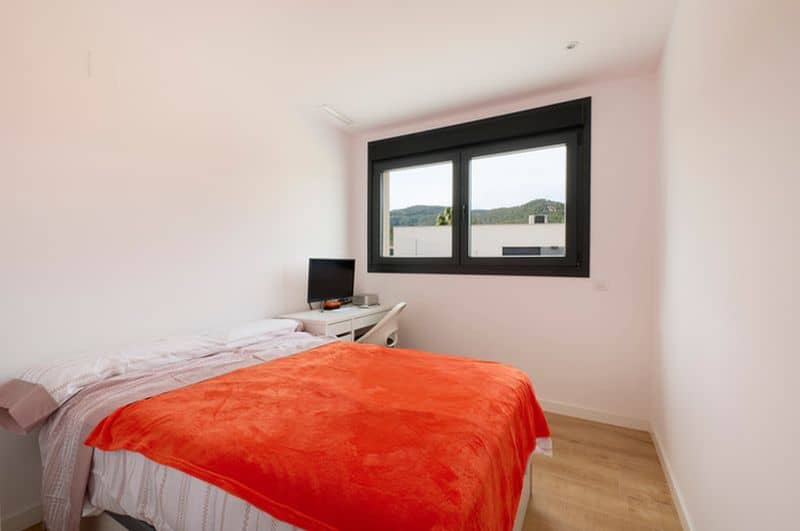 Habitación luminosa con cama y escritorio