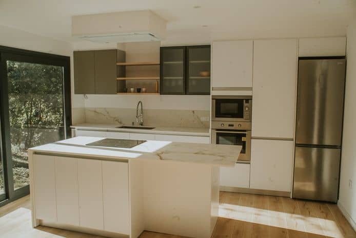 Moderna cocina con isla y electrodomésticos integrados.