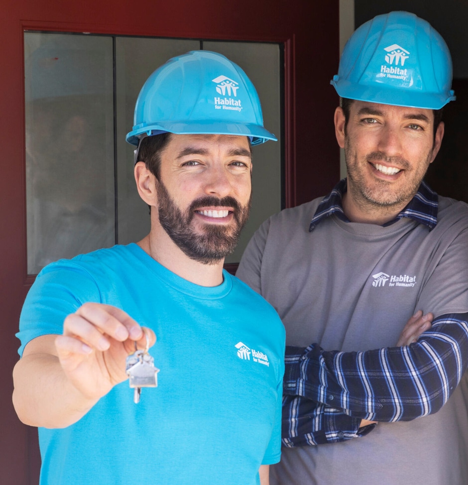 drew and jonathan holding habitat house keys