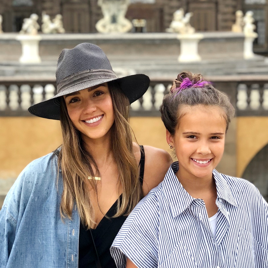 jessica and honor in front of fountain