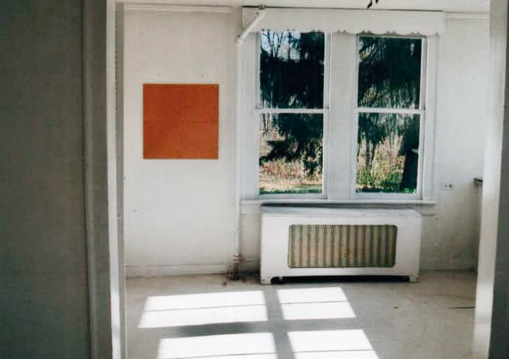 white room before renovation