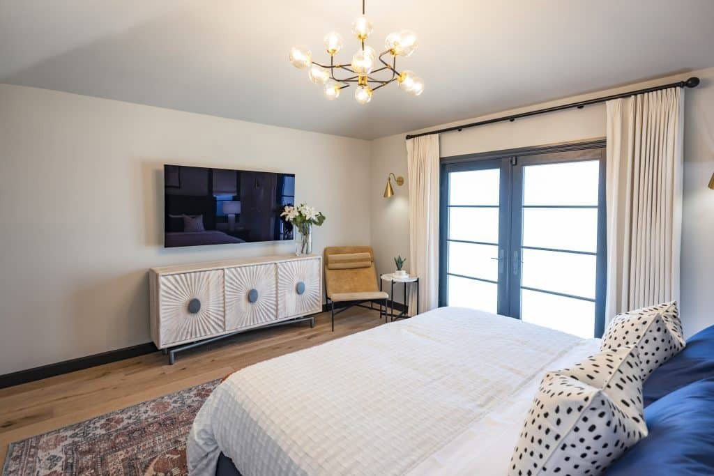 well-lit-modern-bedroom-minimalist-design