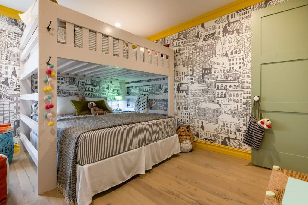 childrens-bedroom-with-bunk-bed-and-urban-wallpaper