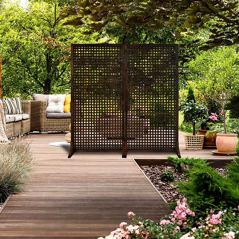 Lattice room divider in outdoor patio