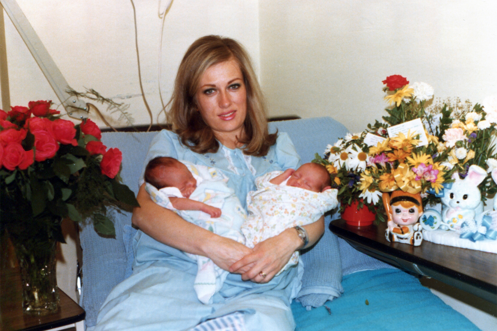 joanne scott holding twin baby boys jonathan scott and drew scott