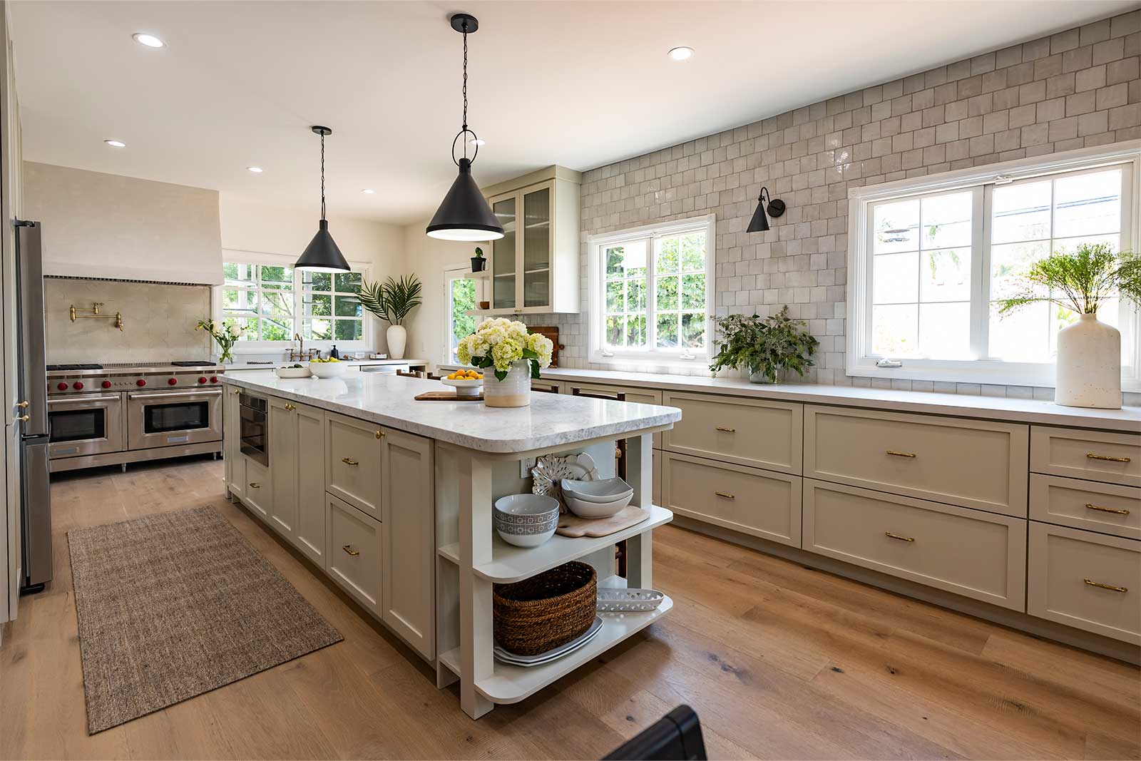 bright-neutral-kitchen-with-large-island