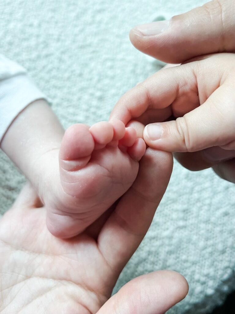 Drew Scott baby Piper foot