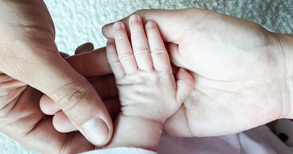 drew scott baby piper's hand