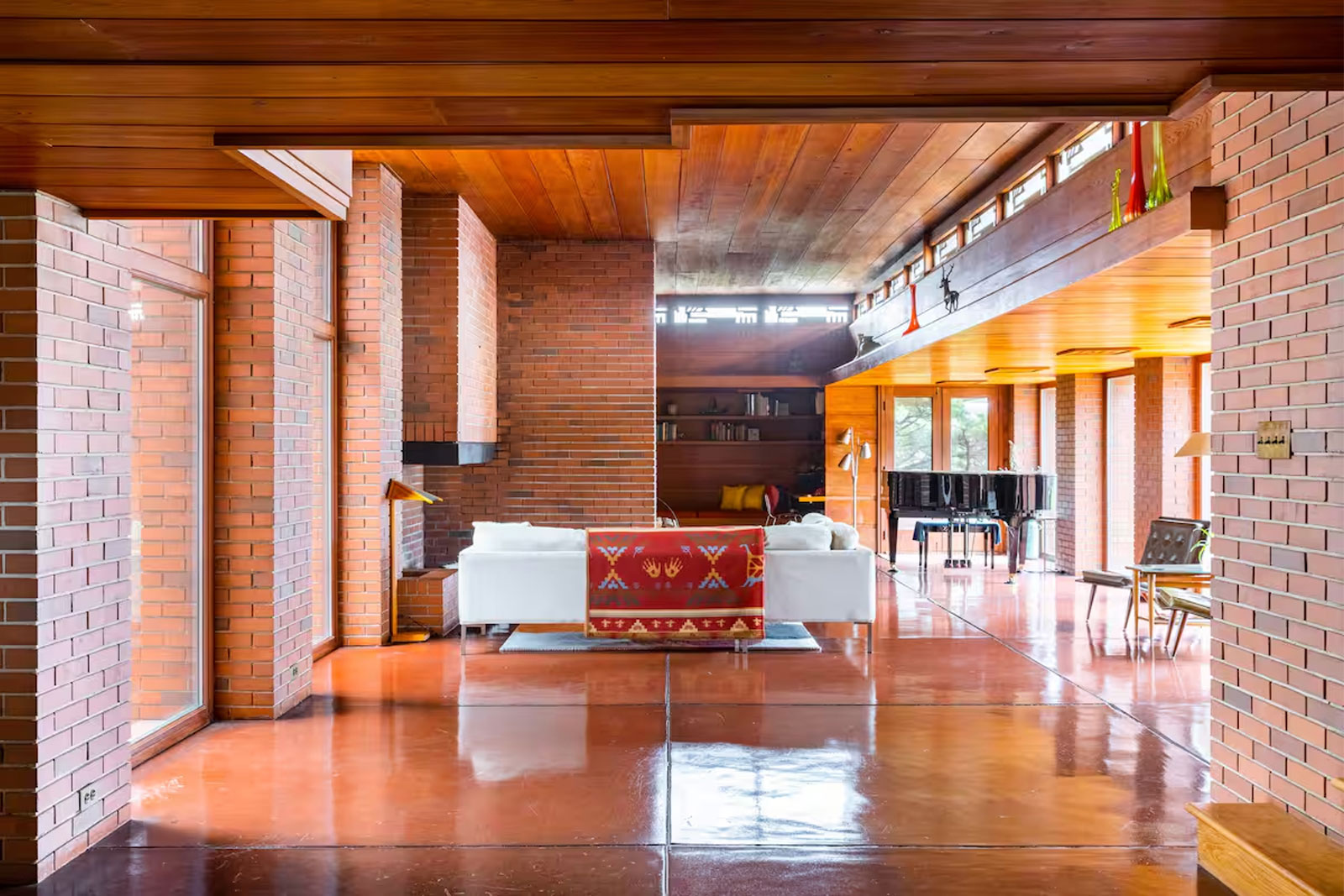 airbnb guest favorite listing of frank lloyd wright's schwartz house