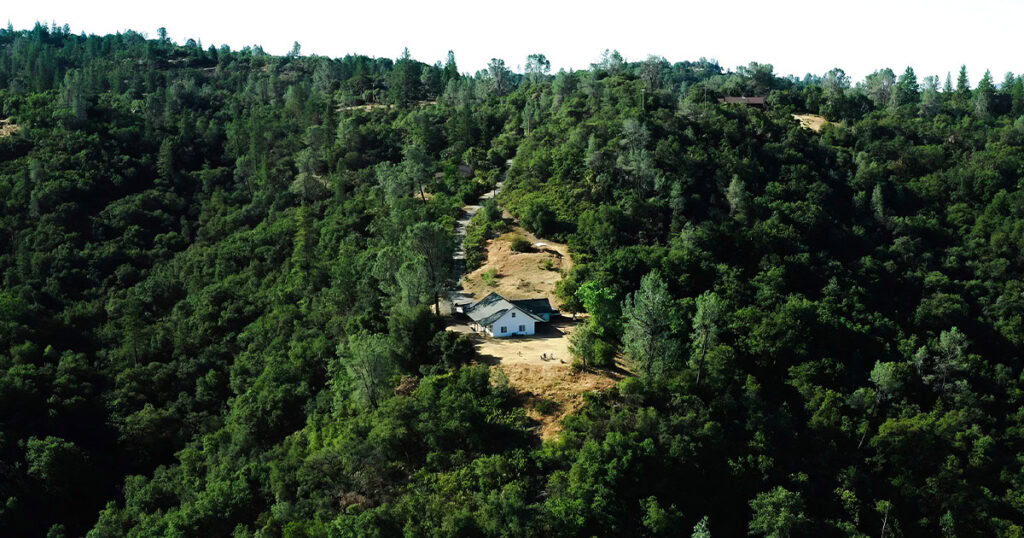 gorgeous house on the hill in chasing the west episode 2