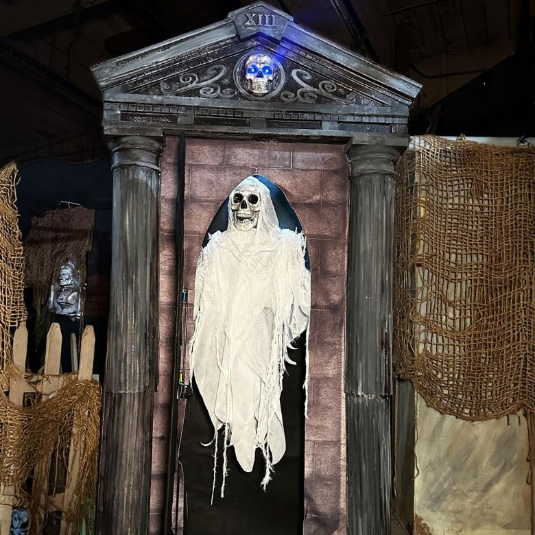 6.7-Ft Animatronic Mausoleum