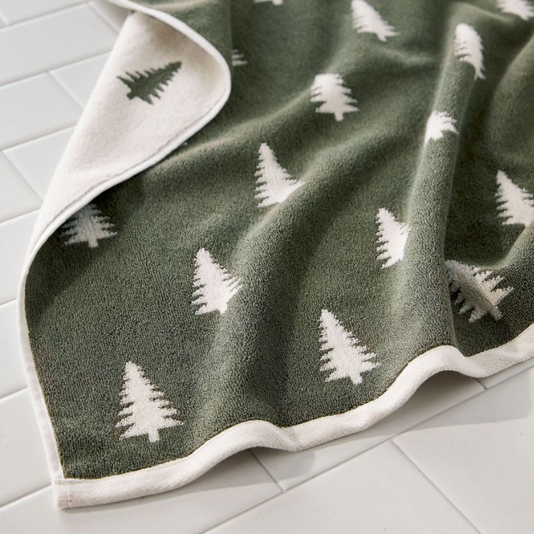 reversible white and green bath towel with christmas tree print