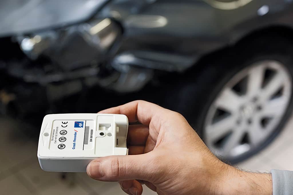 1024px-Crash_Recorder_vor_Auto