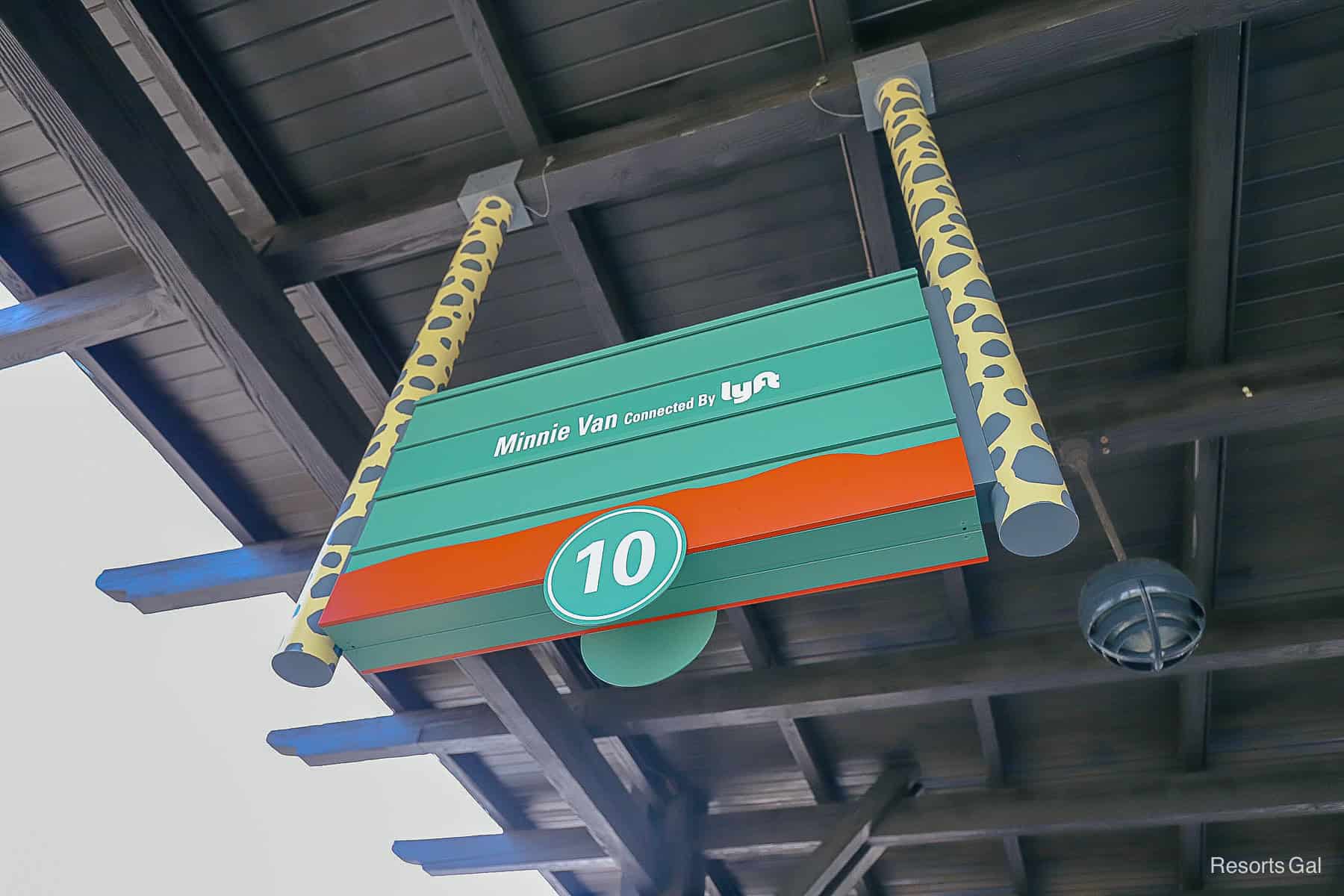 New Perk: Disney Deluxe Resort Guests Can Take Advantage of Minnie Van Airport Service