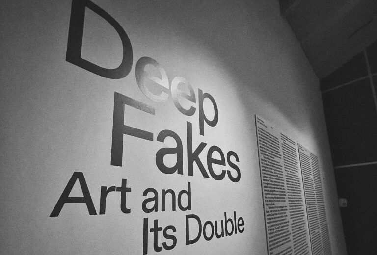 Deception artifice e doppio significato. Installazione artistica moderna che sfida la percezione visiva e stimola la riflessione sulle illusioni ottiche e il linguaggio visivo.