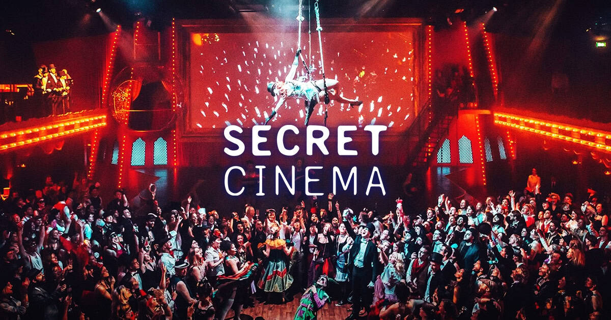 Vita notturna, evento di circo, performance aerea, show di intrattenimento, atmosfere cinematiche, pubblico entusiasta, location elegante, atmosfera festosa, spettacoli di acrobazia, intrattenimento dal vivo.