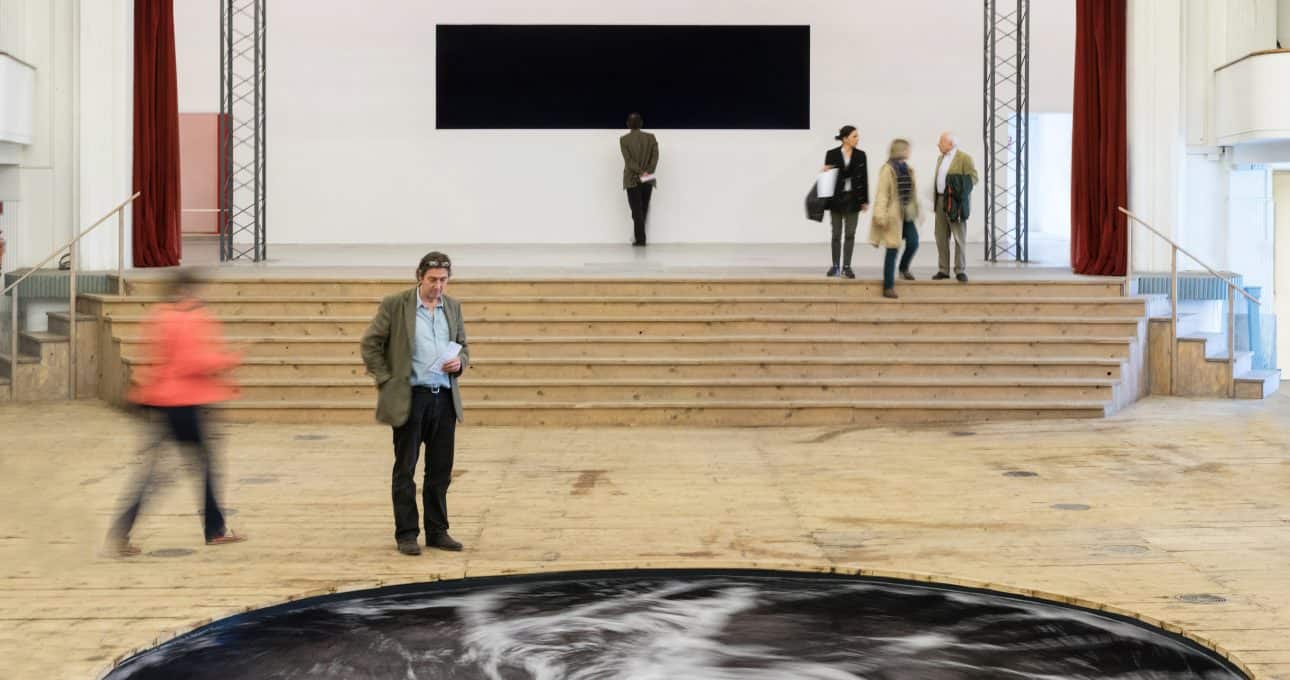 benefici degli eventi immersivi: Descension di Anish Kapoor