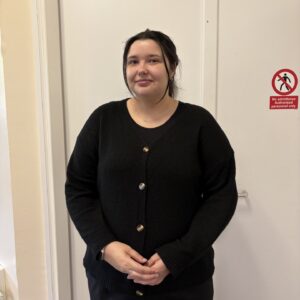 High-quality image of a childcare worker at Thrive Childcare, demonstrating a welcoming environment with professional staff dedicated to children's development and wellbeing.