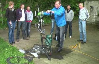 Fiets schoonmaken door Adrie van der Poel