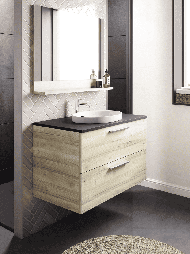 Cette salle de bain met à l'honneur un meuble suspendu en bois clair effet cerisier japonais, qui offre un design naturel et chaleureux. Le plan de travail en noir mat contraste élégamment avec le lavabo blanc ovale, ajoutant une touche contemporaine. En arrière-plan, le carrelage en chevrons beige apporte texture et caractère, tout en s'harmonisant avec l'esthétique sobre et moderne de l'ensemble. Le miroir rectangulaire avec une étagère intégrée complète ce design fonctionnel et épuré, idéal pour un espace à la fois élégant et pratique.