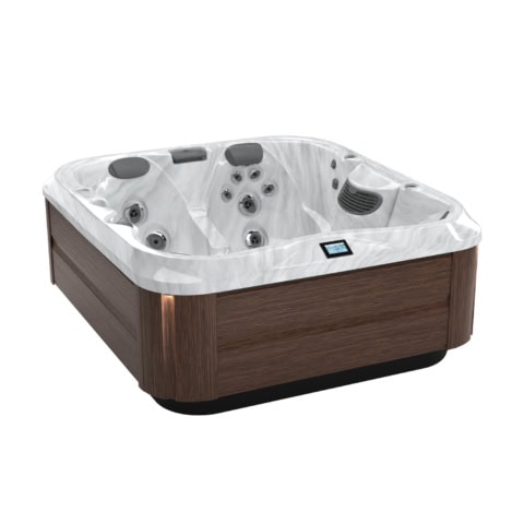 Luxe bubbelbad met houten afwerking.