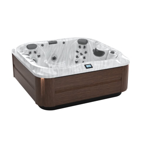 Moderne bubbelbad met houten paneel.