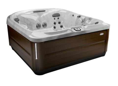 Bubbelbad met houten afwerking en jets voor ontspanning.