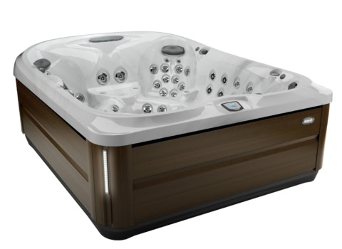 Luxe houten jacuzzi met meerdere jets en touchscreen.