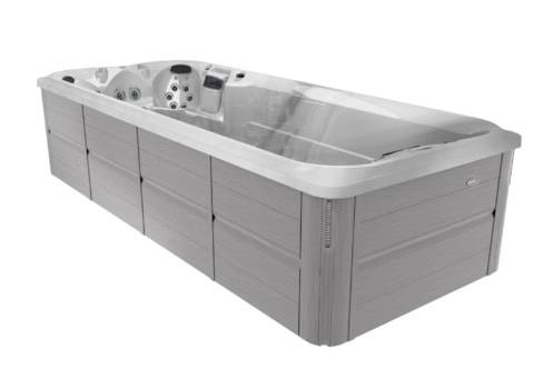 Moderne hot tub met houten afwerking
