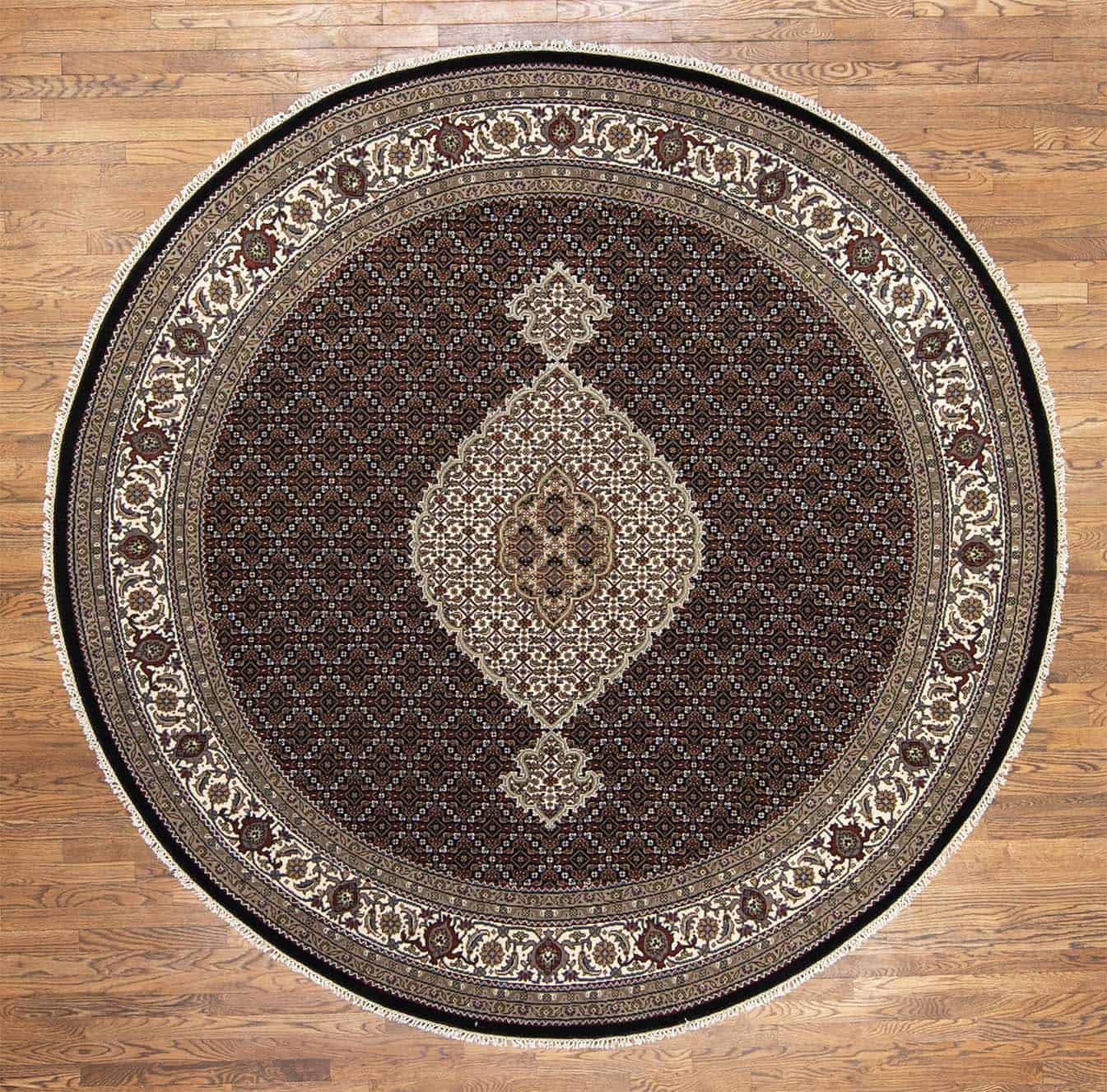 Round area rug. Handmade wool round area rug in black and white color made in India. Rug size is 8.4x8.4.